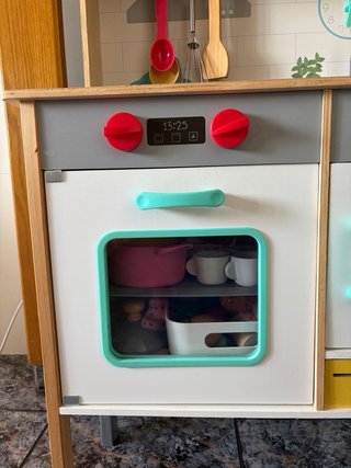 Cocinita de madera con accesorios