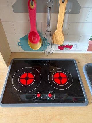 Cocinita de madera con accesorios
