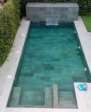 Piscina de obra verde y azul