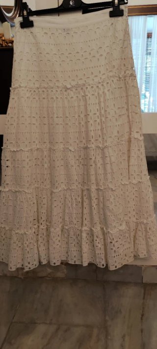 Falda larga blanca troquelada