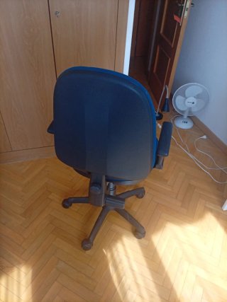 Mueble de oficina azul y blanco