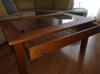 Mesa de roble con 6 sillas más mesas auxiliar.