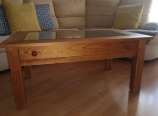 Mesa de roble con 6 sillas más mesas auxiliar.