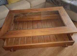 Mesa de roble con 6 sillas más mesas auxiliar.