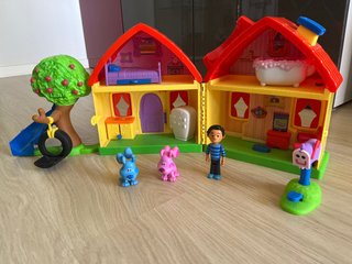 Casa de Blue's Clues con figuras