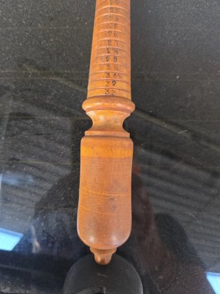 Antiguo medidor de anillos de madera