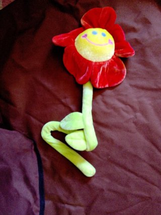 Flor de peluche sonriente