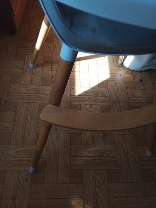 Trona de bebé gris y madera