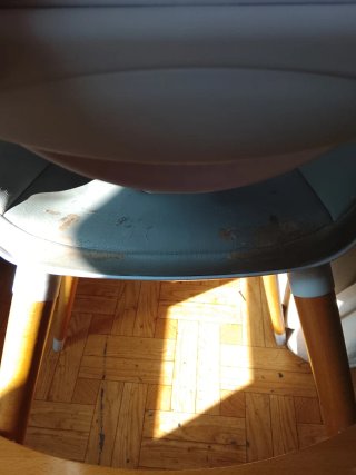 Trona de bebé gris y madera