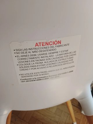 Trona de bebé gris y madera