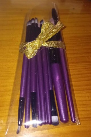 Set de brochas de maquillaje moradas y doradas