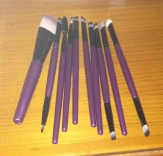 Set de brochas de maquillaje moradas y doradas