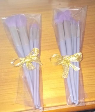 Set de brochas de maquillaje moradas y doradas