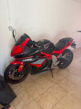 Moto GOES 125cc Deportiva Roja y Negra
