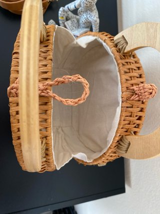 Bolso de mano de mimbre con asas de madera