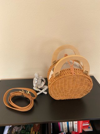 Bolso de mano de mimbre con asas de madera