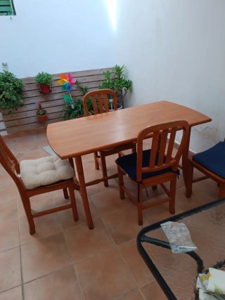 Mesa de madera maciza con 4 sillas