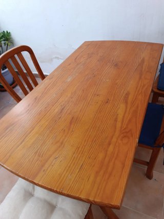 Mesa de madera maciza con 4 sillas
