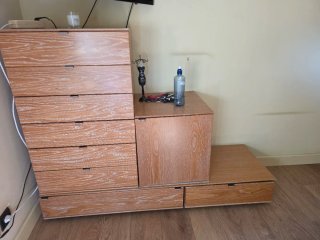 Cama tipo futón con mesitas y cajoneras