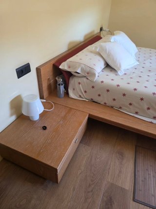 Cama tipo futón con mesitas y cajoneras