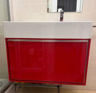 Mueble de baño rojo y blanco
