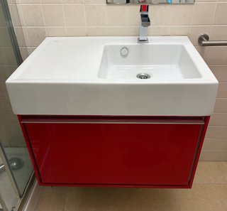 Mueble de baño rojo y blanco