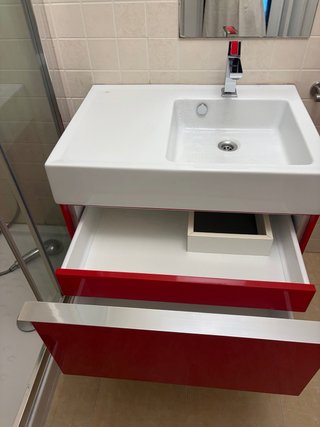 Mueble de baño rojo y blanco