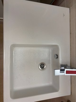 Mueble de baño rojo y blanco