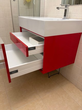 Mueble de baño rojo y blanco