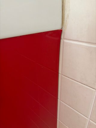 Mueble de baño rojo y blanco