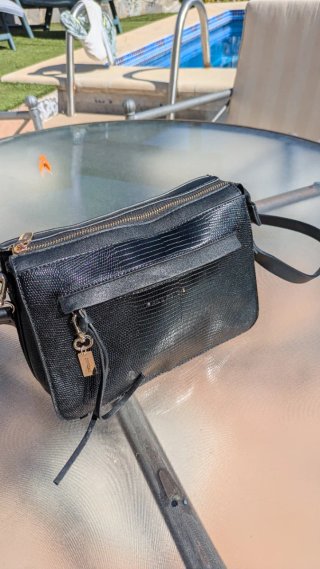 Bolso negro piel efecto lagarto