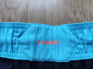 Pantalones cortos deportivos negros y naranjas