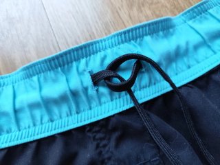 Pantalones cortos deportivos negros y naranjas
