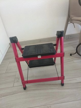 Escalera plegable roja 2 peldaños