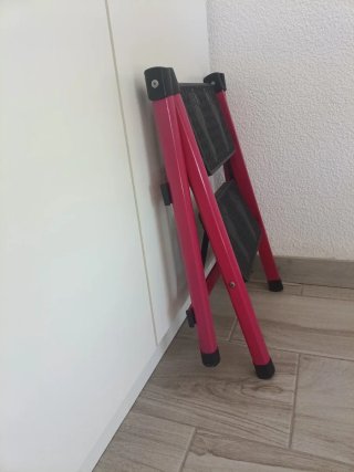 Escalera plegable roja 2 peldaños