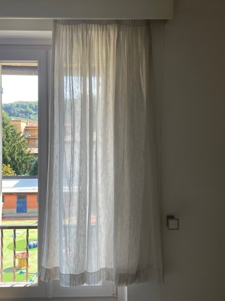 Tenda da sole in tessuto beige e bianco