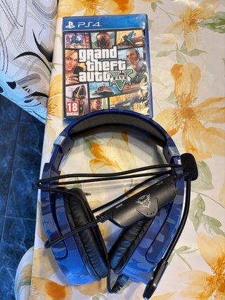 PS4 500GB + GTA V + Cuffie + Cavi