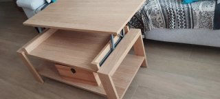 Mesa elevable de madera para salón
