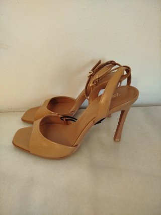 Sandalias Zara Beige Tacón Cuadrado
