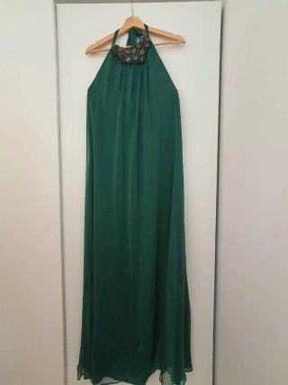 Vestido largo verde esmeralda con pedrería
