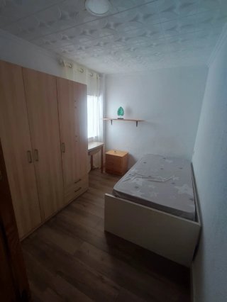 Se alquila habitación individual en Alicante