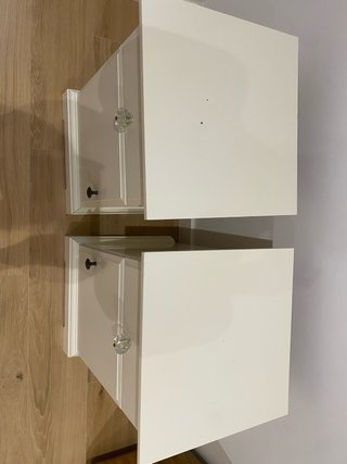2 Mesitas de Noche Blancas con tirador Cristal