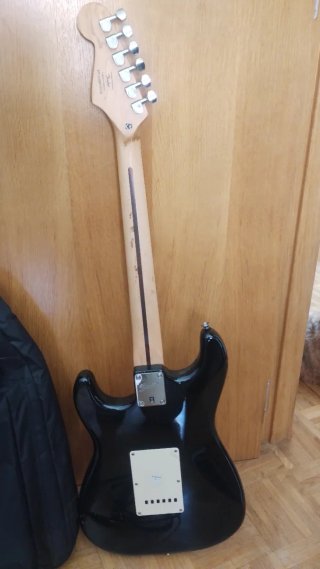 Pack Guitarra Squier Stratocaster + Accesorios