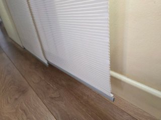 Cortinas dormitorio beige y blanco soporte alumini