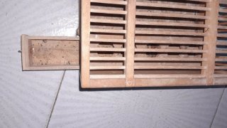 Antigua jaula para pájaros de madera