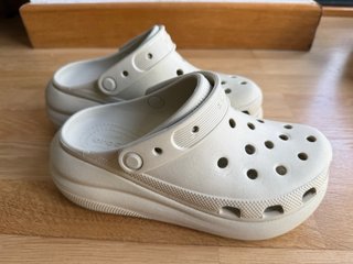 Crocs plataforma beige