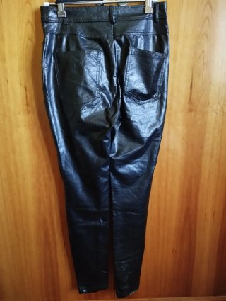 Pantalón Legging Stradivarius Efecto Piel .