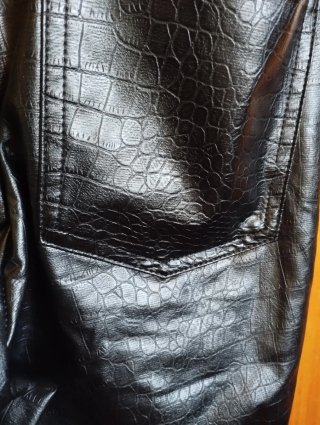 Pantalón Legging Stradivarius Efecto Piel .