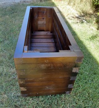 Jardinera de madera rústica marrón