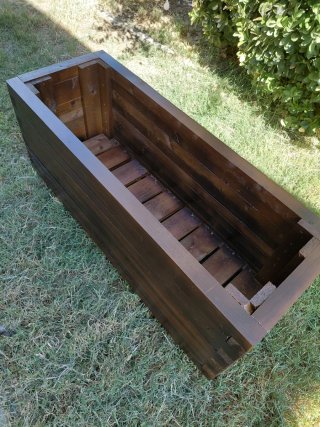 Jardinera de madera rústica marrón